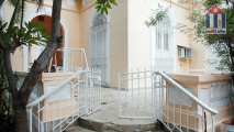 La escalera - esta casa particular en El Vedado de La Habana es una villa