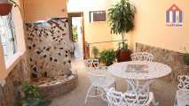 The patio of "Hostal Don Vivas" has a table, chairs and an outdoor shower