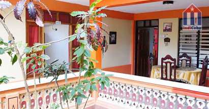 Die Terrasse zieht sich gangartig um das Haus herum