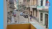 Blick vom privatem Balkon auf die Straße Calle Aguila im Zentrum Havannas
