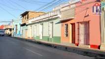 La calle Santo Domingo corre al sur del centro histórico