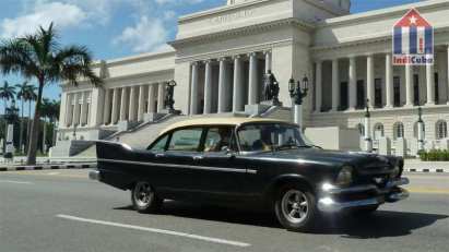 Coche clásico marca Dodge en La Habana