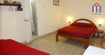 Las habitaciones tienen una cama de matrimonio y otra individual