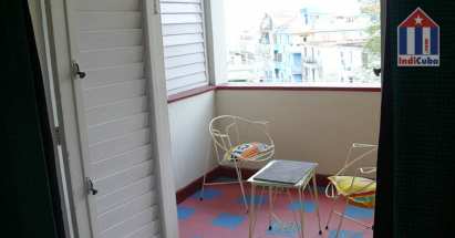La casa tiene esta balcón y detrás del edificio una terraza