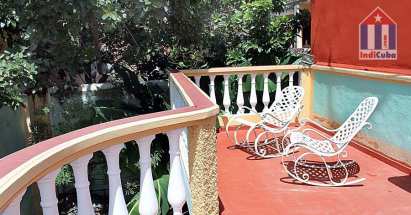 El sitio cuenta con mucho espacio al aire libre: terrazas, patio, balcón