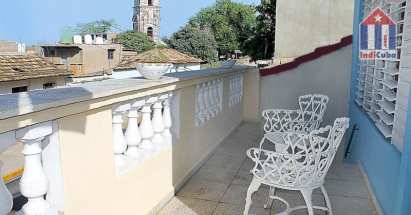 La habitación de huéspedes del "Hostal Bonzai" tiene un balcón privado