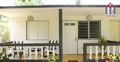 El área de entrada de las casas también incluye la terraza.