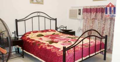 La cama doble en la habitación de invitados. Hay una cama individual a la vuelta de la esquina. 3 pax.