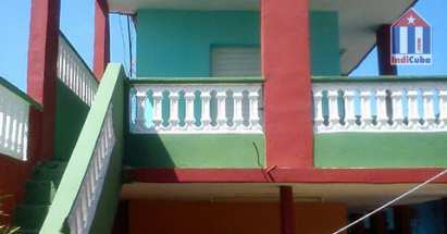 Escalera a la planta alta donde están las habitaciones del hostal - hay 2