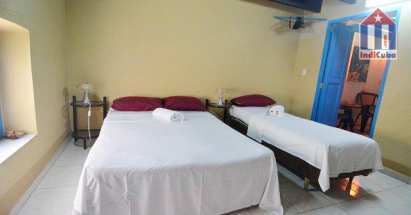 Habitación 1 con una cama doble y otra individual