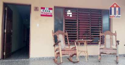 La terraza con cómodas mecedoras.