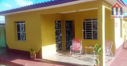 Habitación con terraza privada frente a la puerta.