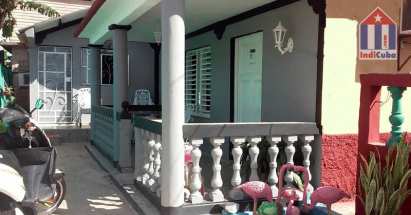 Área de entrada con terraza cubierta en la Casa Particular en Viñales