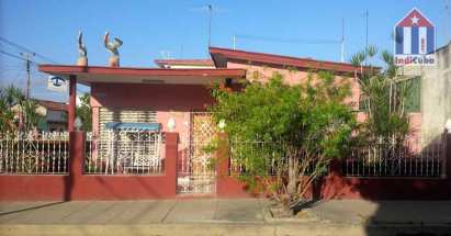 Ein großes Haus mit Garten und viel Grün ringsherum. Gern gebucht!