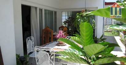 Terraza con vista al jardín de esta magnífica casa particular en Habana Vedado