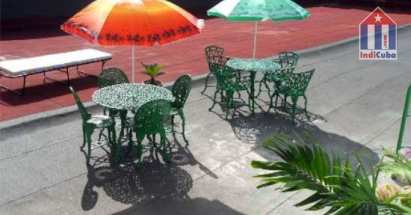 Die Dachterrasse dieses Bed & Breakfast mit Tischen, Stühlen und Sonnenschirm