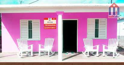 El hostal "Villa Julia y Rote" tiene una terraza amueblada frente a la puerta