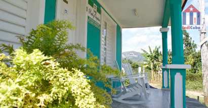 Vor der Tür kann man sich auf der überdachten Terrasse entspannen