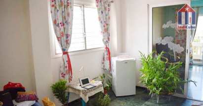 Zona de entrada al apartamento: mobiliario luminoso, agradable y moderno.