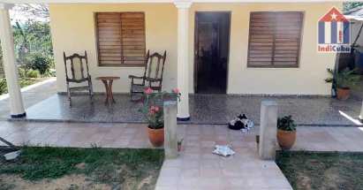 Una casa bonita y nueva - terraza en la zona de entrada con jardín.