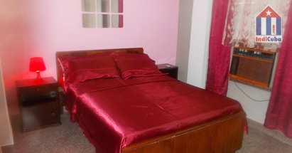 Un dormitorio con una cama matrimonial