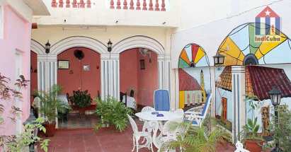 El patio de este albergue provee un agradable ambiente