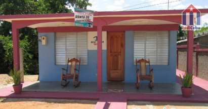 El "Hostal Cesar" desde fuera con terraza y a sólo 500 metros del autobús