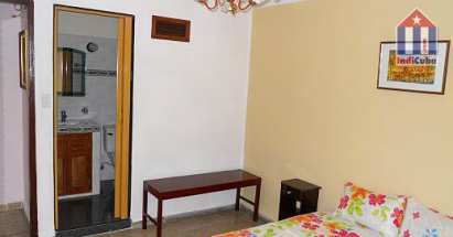 La habitación de esta casa particular en La habana tiene su baño privado