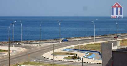Estamos a pocos metros del Malecón y del mar - vista desde el balcón comunitario