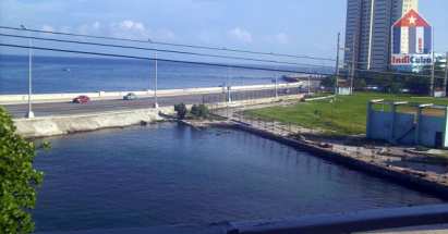 Here you can see the Malecón, the promenade of Havana - here in Vedado