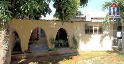 Detrás de la casa tenemos un amplio jardín con mucho espacio para relejarse