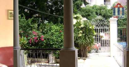 El hostal se enucnetra en una zona verde de El Vedado en La Habana