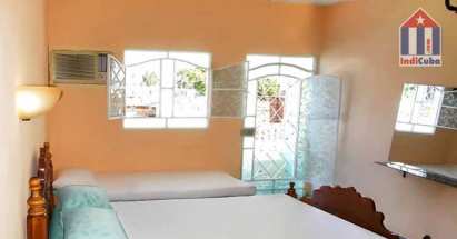 Das Zimmer ist hell un freundlich eingerichtet - 1 Doppel und ein Einzelbett