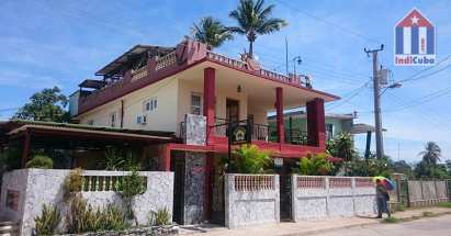 El "Hostal Tu Isla" - vista desde la calle 