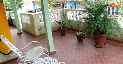 Sillas para descansar en la terraza delante de la habitación de este hostal