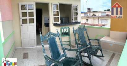 Zu diesem Fremdenzimmer im oberen Stockwerk gehört diese private Terrasse