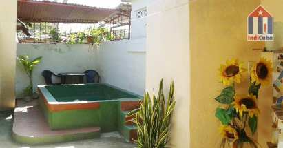 Im Patio gibt es einen kleinen Pool - ideal zum Erfrischen an heißen Tagen