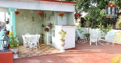Detrás de la casa hay una gran terraza con varios asientos
