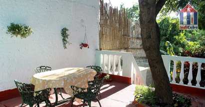 Una hermosa y amplia terraza detrás de la casa - ¡todo privado para ti!