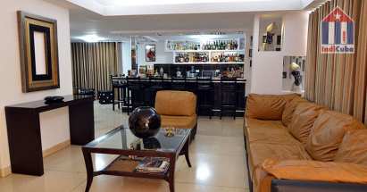 El salón es muy espacios y está combinado con el comedor y la cocina