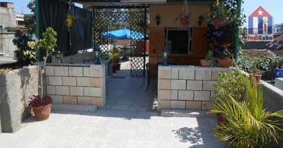 Terrasse unter dem blauen Himmel Kubas