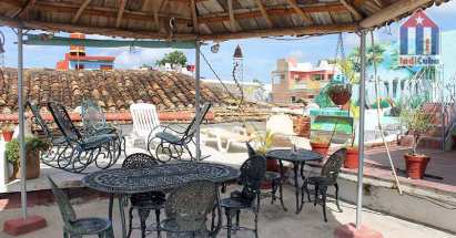 El "Hostal Azalea y Alfredo" tiene esta gran azotea amueblada