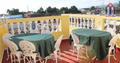 Enormes habitaciones y una gran área al aire libre te esperan en este apartamento.