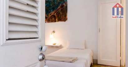 Echa un vistazo a una de las habitaciones. ¡Todo es brillante, ordenado y limpio!