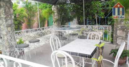 Die möblierte Terrasse hat auch einen Grill