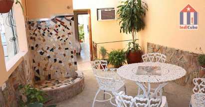 Im Patio des "Hostal Don Vivas" gibt es neben Tisch und Stühlen auch eine Dusche