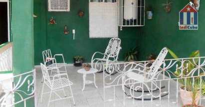 Die Terrasse sorgt für ein luftiges Plätzchen zum Entspannen