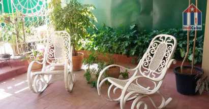 La terraza con vista al jardín también accesible de la casa.