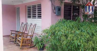 Entrance area with portal and seating