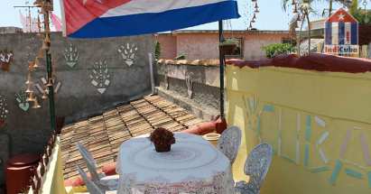 La terraza privada de los inquilinos en la azotea del edificio - bonito ambiente